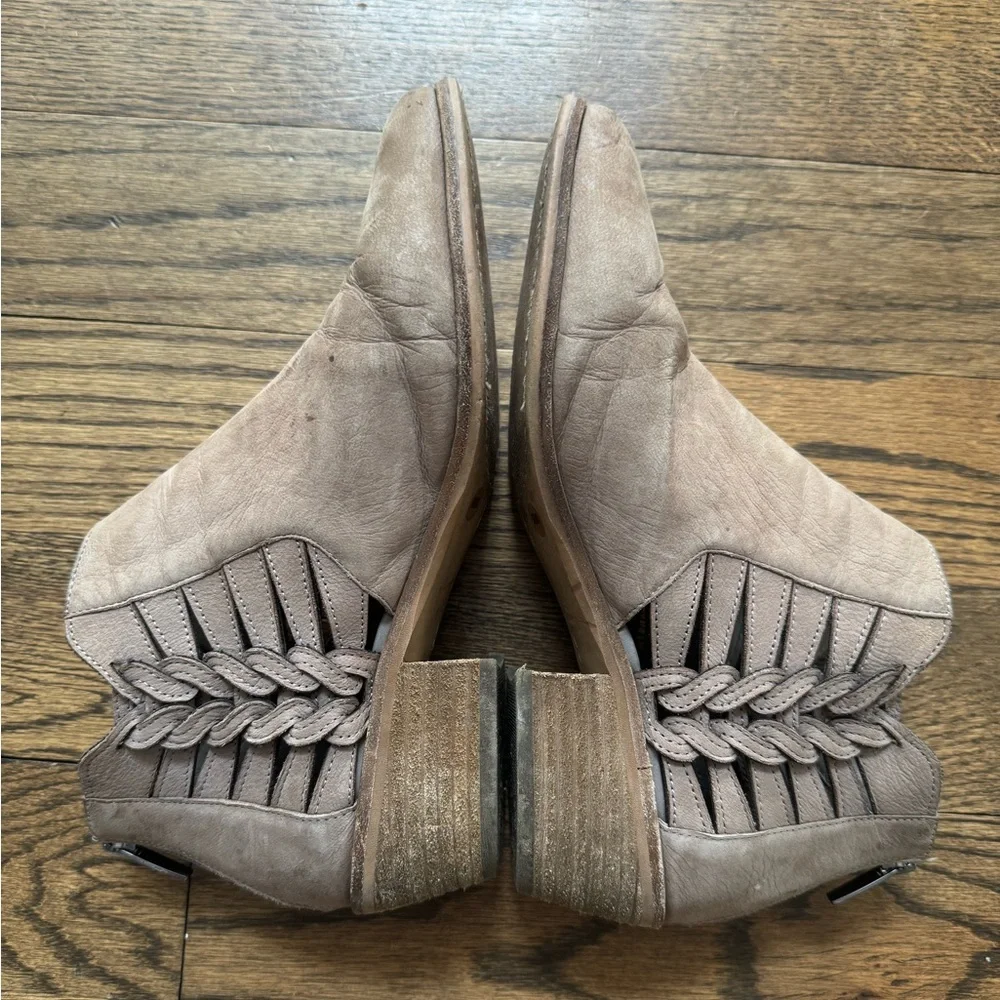 Vince Camuto Prestetta Leather Ankle Booties – Women’s 9W Wide